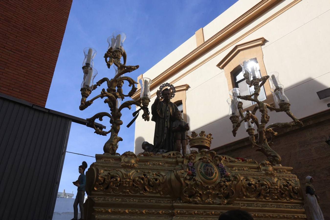 Vídeo: La comunidad salesiana se vuelca en la procesión de María Auxiliadora en Cádiz